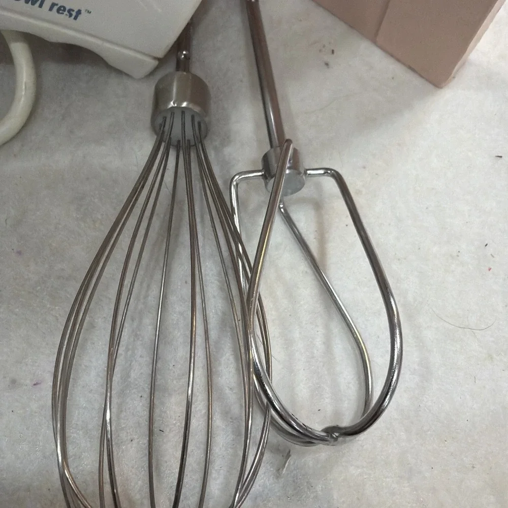 Hamilton Beach 6-Speed Electric Hand Mixer Works Great Good Condition Used. 4 At